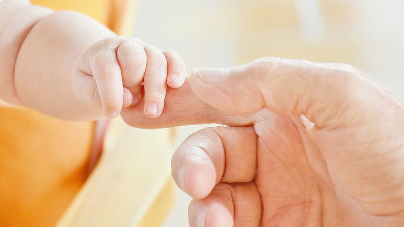 La conmovedora foto de un doctor junto a un bebé prematuro se vuelve viral