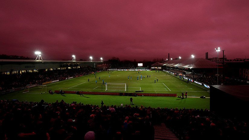 ¿Llegan los extraterrestres? El cielo se tiñe de violeta durante un partido del Tottenham (FOTOS)