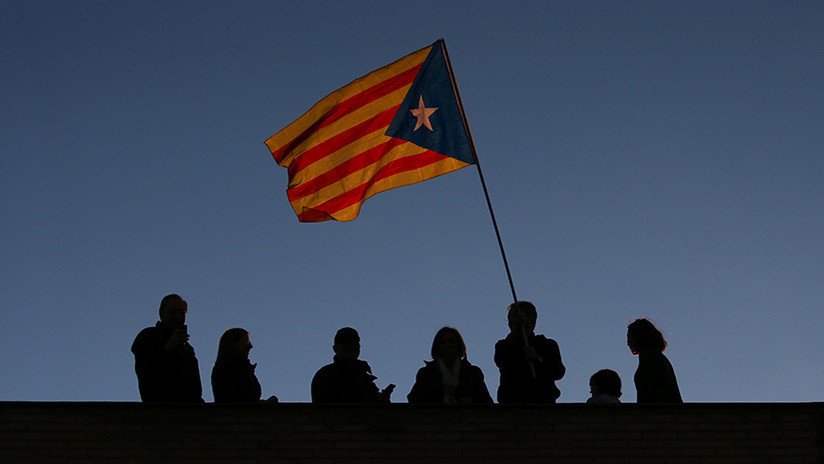 Tres ex 'concellers' catalanes renuncian a sus actas de diputado en apoyo a Puigdemont