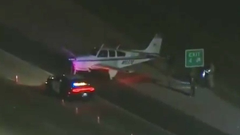 Un avión aterriza de emergencia en una carretera de EE.UU. (VIDEOS)