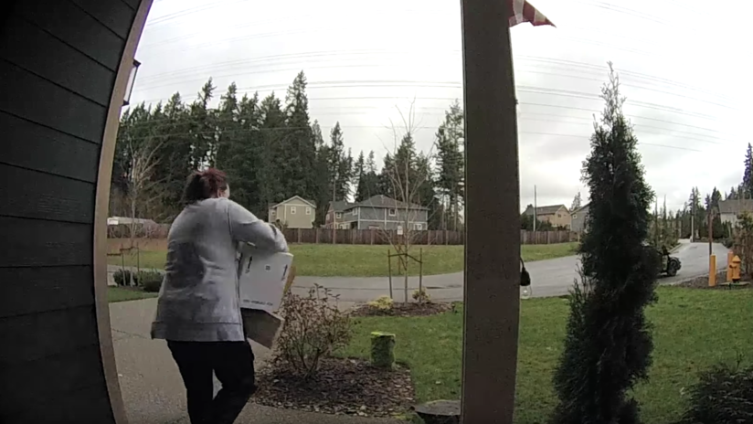 VIDEO: Una ladrona intenta robar un paquete postal y recibe un karma instantáneo