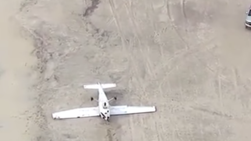 Una avioneta aterriza boca abajo en una playa de EE.UU.(VIDEO)