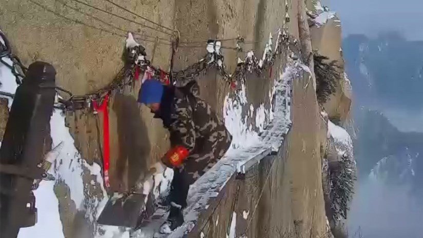 Así quitan la nieve del sendero turístico más peligroso del mundo (VIDEO)