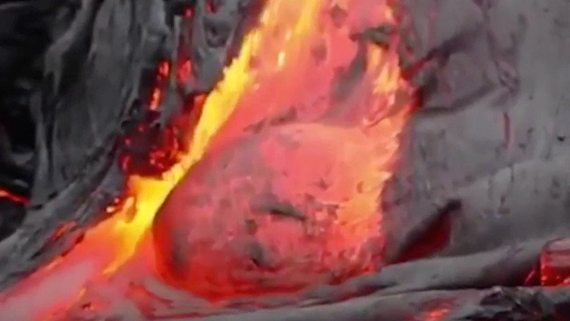 VIDEO: Una gran erupción del volcán Mayón deja a parte de Filipinas 'a oscuras'