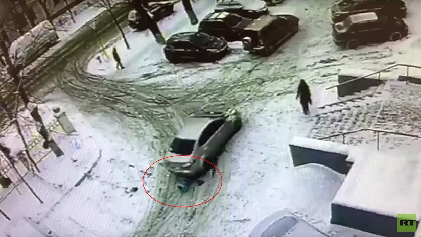 Un niño sale arrastrándose desde debajo de un auto que acaba de atropellarlo (VIDEO) 