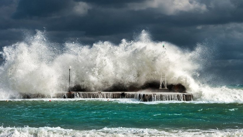 ¿Tormenta perfecta?: Una ola gigante se 'traga' un buque cerca de la Antártida (VIDEO)