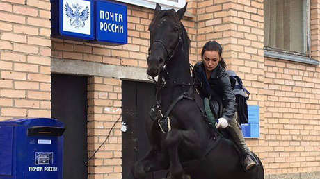 Al estilo más tradicional, una cartera rusa hace sus entregas a caballo 