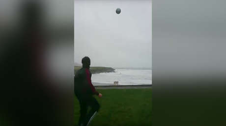 VIDEO: Un futbolista desafía a la naturaleza jugando con el huracán Eleanor