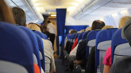 Encuentran un recién nacido muerto dentro de una bolsa en el baño de un avión en Indonesia