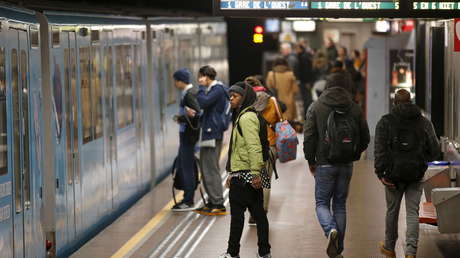 Filman como un pasajero muere desangrando en el metro de París sin ayudarlo