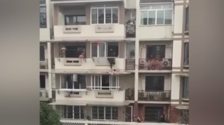 VIDEO: Este héroe arriesga su vida para salvar a una niña de tres años