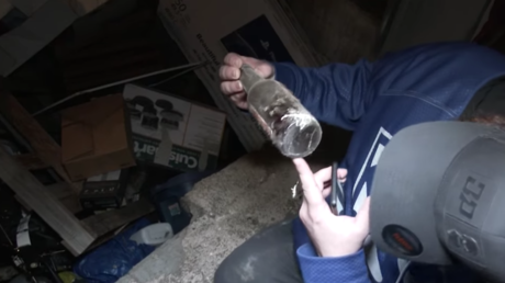 Encuentran en su casa una habitación secreta llena de cartas y juguetes viejos (VIDEO)