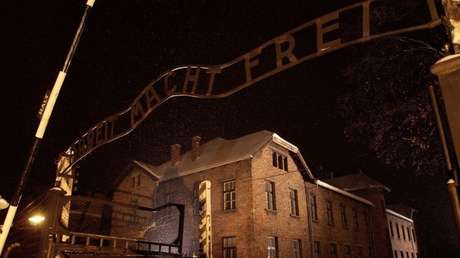 Penas de cárcel y multas por una protesta nudista con sacrificio animal en Auschwitz