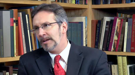 México: La campaña para expulsar del país al analista John Ackerman recibe de su propia medicina