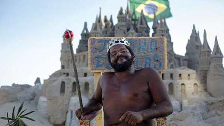 El 'monarca' que vive hace 22 años en un castillo de arena, en medio de una playa (VIDEO, FOTOS)