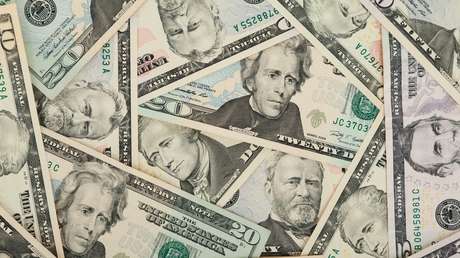 El dólar cae a su nivel más bajo de los últimos tres años respecto a seis monedas principales