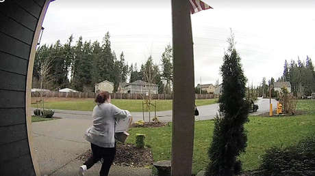 Karma instantáneo: Una mujer se daña un tobillo tratando de robar envíos de correo (VIDEO)