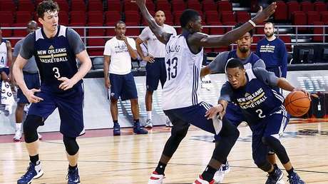Un intruso calienta con los baloncestistas antes de un partido de la NBA (VIDEO)