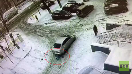 Un niño sale arrastrándose desde debajo de un auto que acaba de atropellarlo (VIDEO)