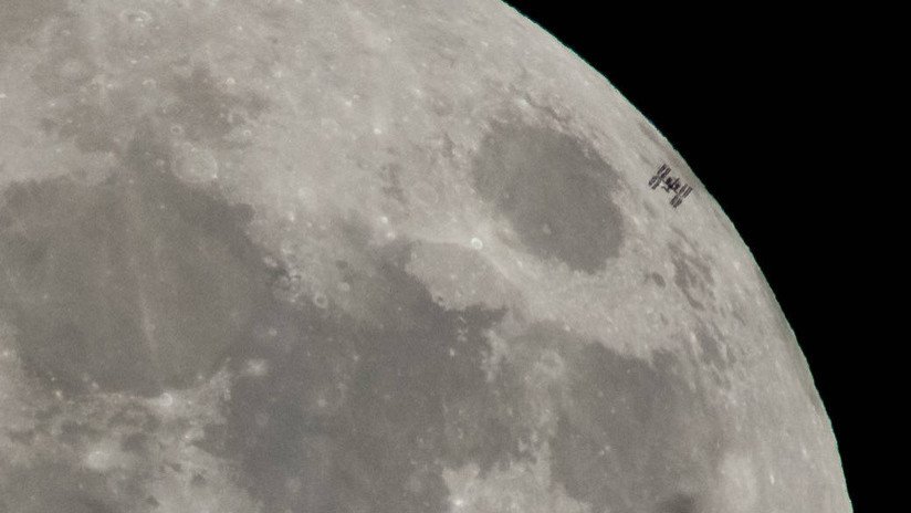 Captan el espectacular paso de la EEI delante de la 'superluna' (FOTOS)