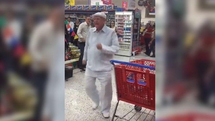 VIDEO: Un carismático anciano deslumbra con su contagioso baile a la clientela de un supermercado