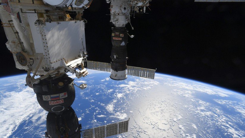 Cosmonautas rusos baten 'por accidente' un récord en el espacio abierto