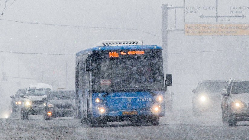Video: Moscovitas deseosos de llegar a casa sacan su autobús de la nieve