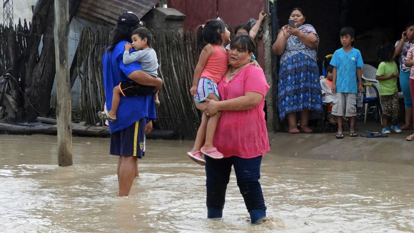 Miles de evacuados por inundaciones e incendios en Argentina