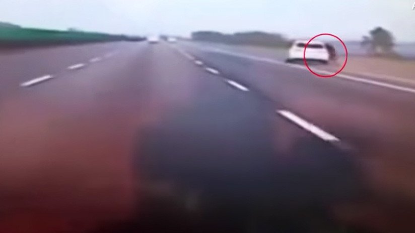 VIDEO: Una mujer discute con su pareja, salta del auto a casi 100 km/h y sobrevive