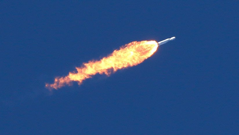 El propulsor central del Falcon Heavy se estrella durante el aterrizaje