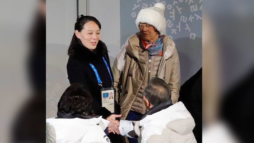 La hermana de Kim Jong-un y el presidente surcoreano se dan la mano en la apertura de los JJ.OO.
