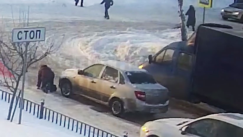 VIDEO: Un conductor ve caer a una mujer y la atropella con su coche