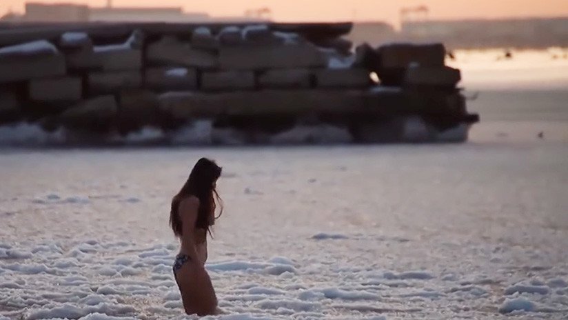 VIDEO: Una joven se da un baño en el congelado Caspio