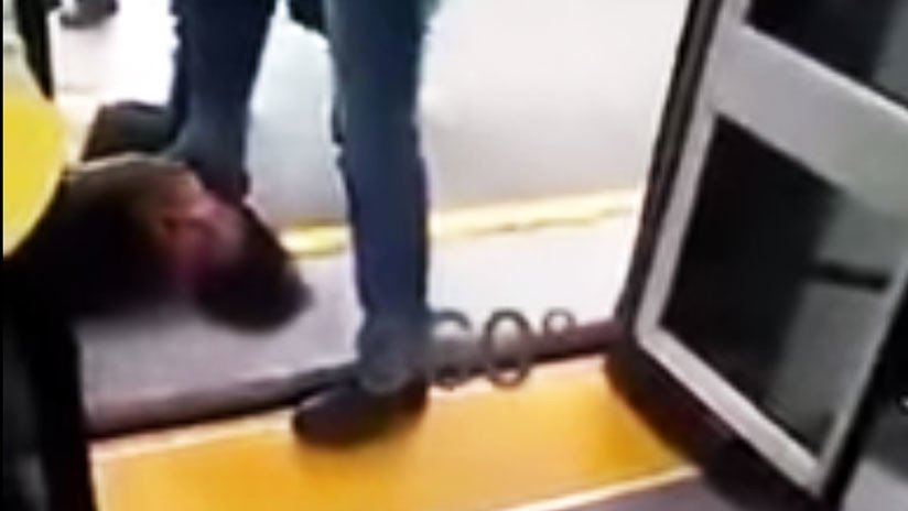 FUERTE VIDEO: Amenaza a una mujer con un cuchillo en el Metrobús de México y casi lo linchan
