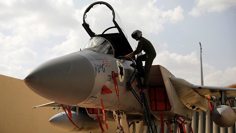 Israel cierra parte de su espacio aéreo tras el derribo de un caza suyo desde Siria