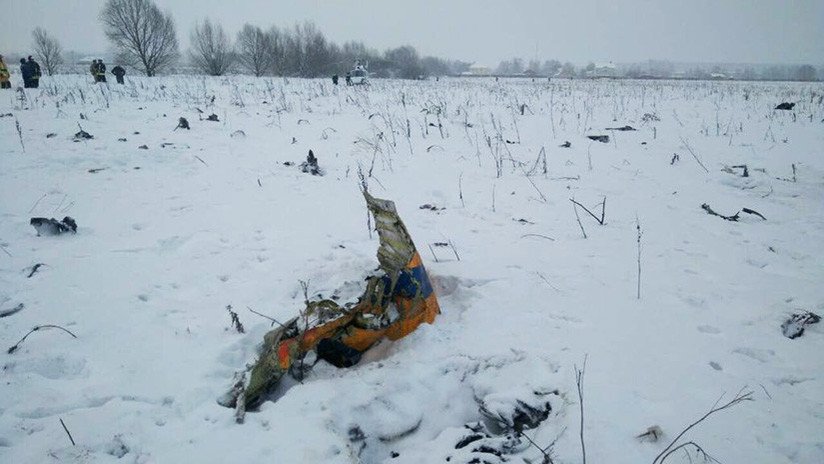 FOTOS 18+: Difunden las primeras imágenes desde el lugar del accidente del avión ruso An-148
