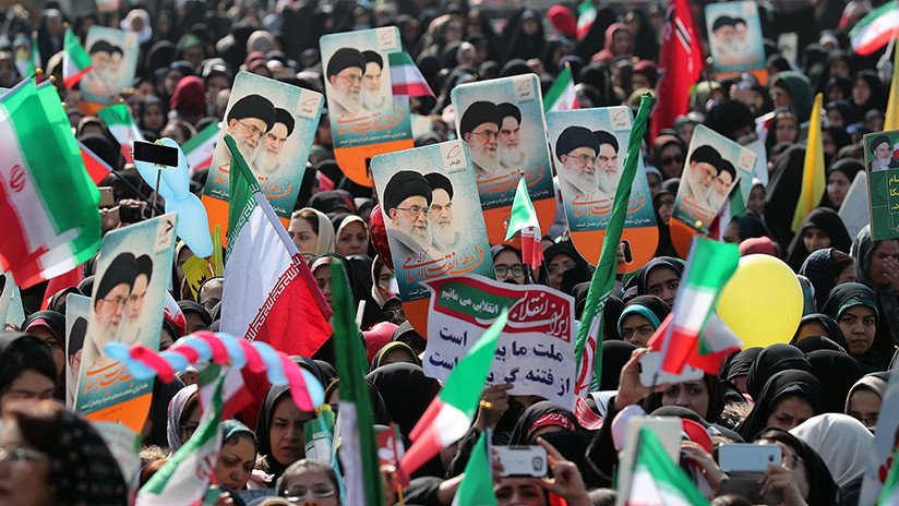 FOTO: Irán exhibe en las calles un misil balístico para conmemorar el aniversario de la Revolución