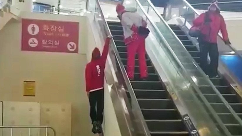 "¿Lo estoy haciendo bien?": Este atleta sube unas escaleras mecánicas al estilo Superman (VIDEO)