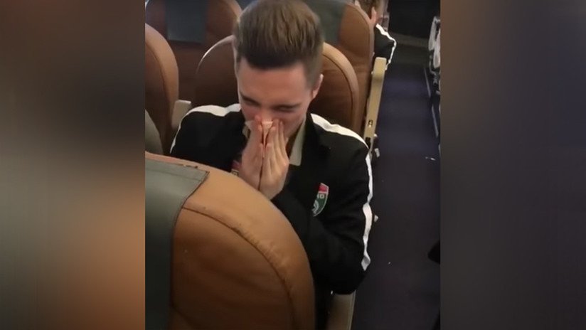 VIDEO: Un futbolista se suena la nariz con un billete de alta denominación y lo tira al suelo