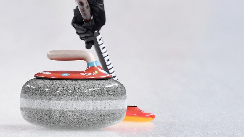 VIDEO: Aspiradora contra mopa o cómo practicar curling en casa