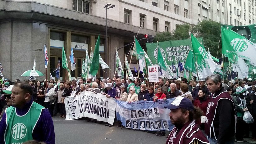 Despidos y emergencia alimentaria: sindicatos y movimientos sociales protestan en Argentina