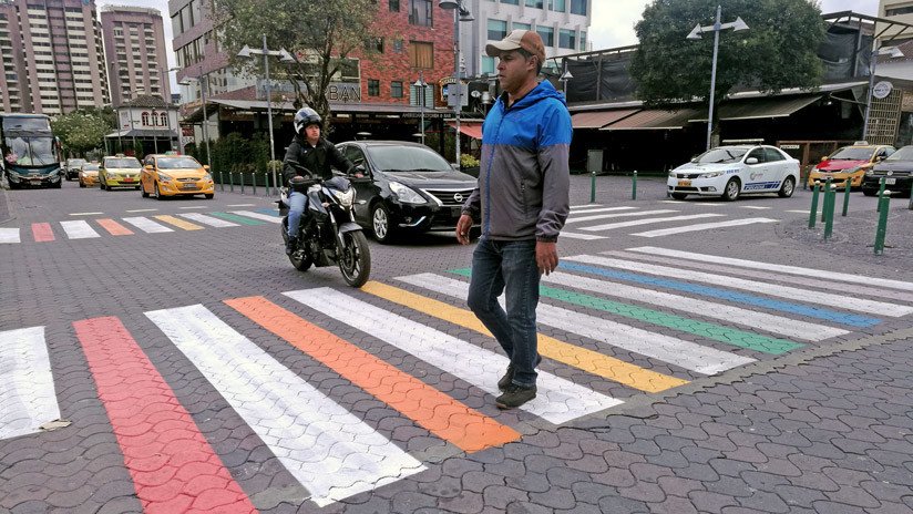 Quito amanece con colores de la bandera LGBTI en los pasos de cebra