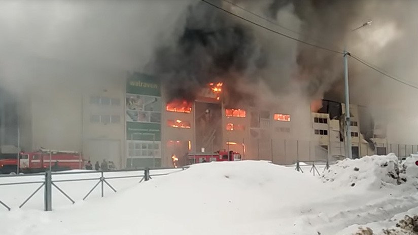 VIDEO IMPACTANTE: Un virulento incendio casi devora por completo un almacén cerca de Moscú