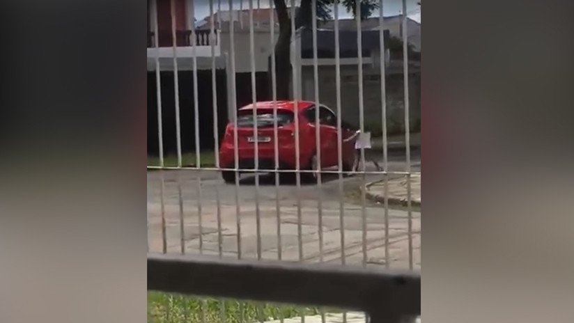 VIDEO: Una mujer abandona a su hija de 5 años en la calle pese a los gritos y acelera su coche