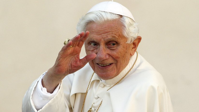 El Vaticano niega que Benedicto XVI sufra una enfermedad paralizante