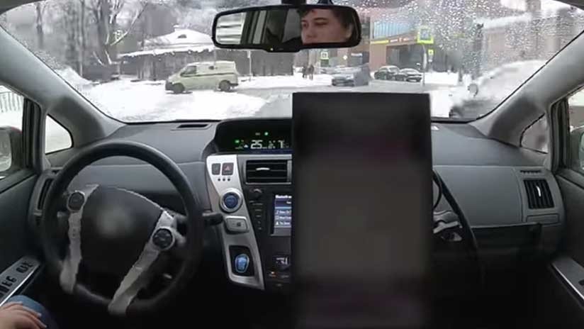 VIDEO: Un auto sin conductor de la empresa rusa Yandex circula por las calles nevadas de Moscú