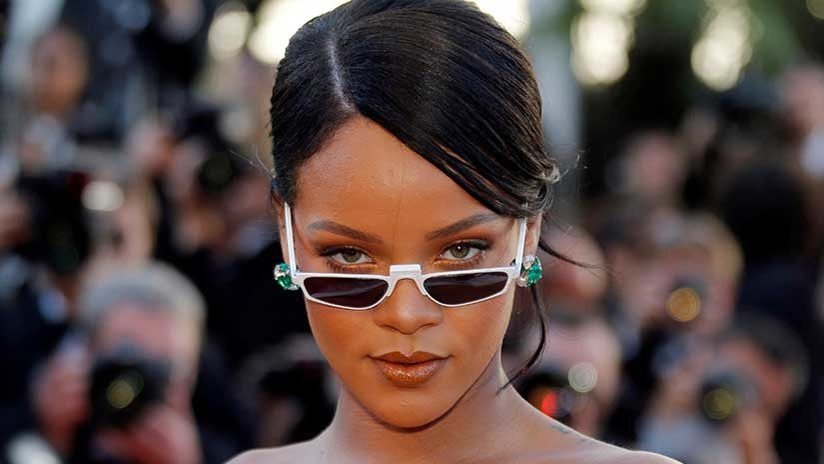 Confunde a su clienta con Rihanna y los internautas se burlan de ella