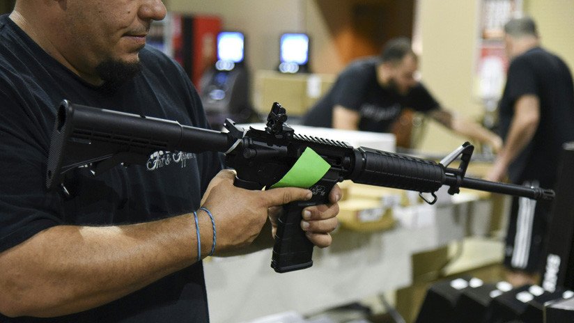 "Sería costoso cancelarla": Florida celebra una feria de armas tres días después de la masacre