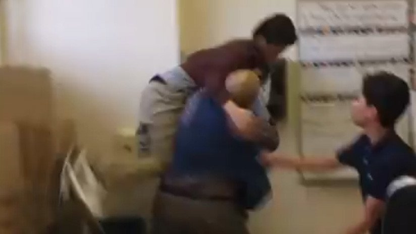 EE.UU.: Maestro enfurecido alza en el aire y arroja al piso a un alumno latino de 12 años (VIDEO)