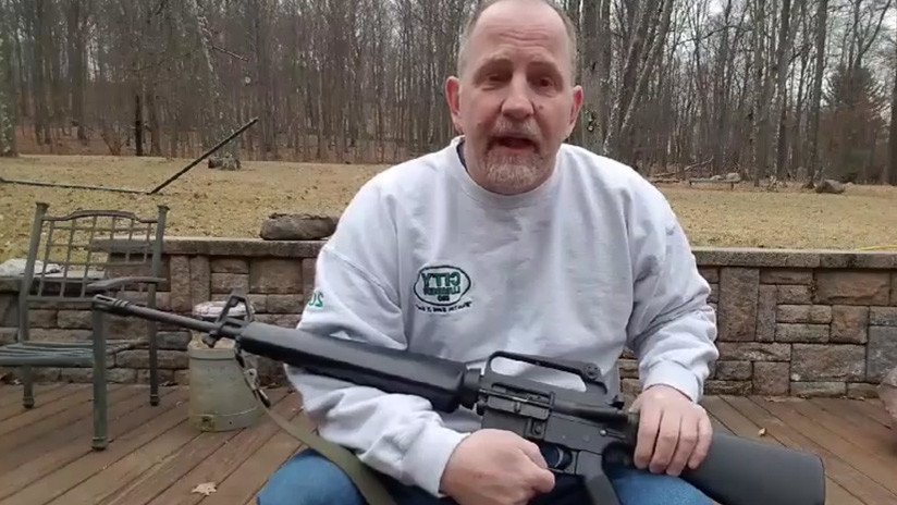 EE.UU.: Defensor del derecho a portar armas destruye su rifle tras la masacre de Florida (VIDEO)